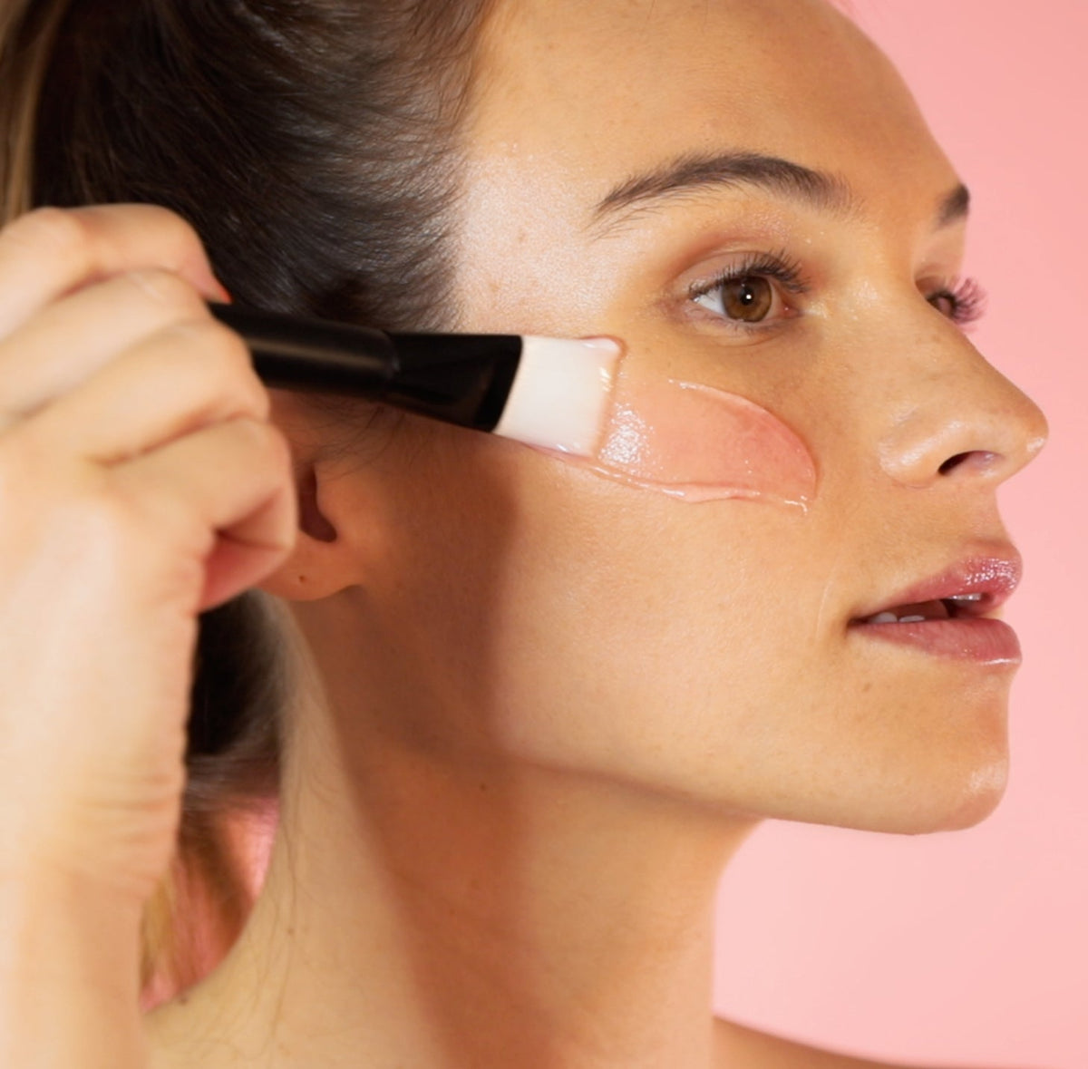 Gommage enzymatique, peeling chimique ou gommage mécanique : quelle différence ?