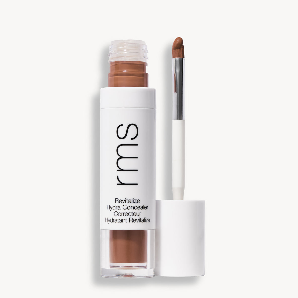 Flacon et applicateur du RMS Beauty Revitalize Hydra Concealer, Teinte CN022. Anti-cernes liquide revitalisant pour une couvrance moyenne naturelle et lumineuse.