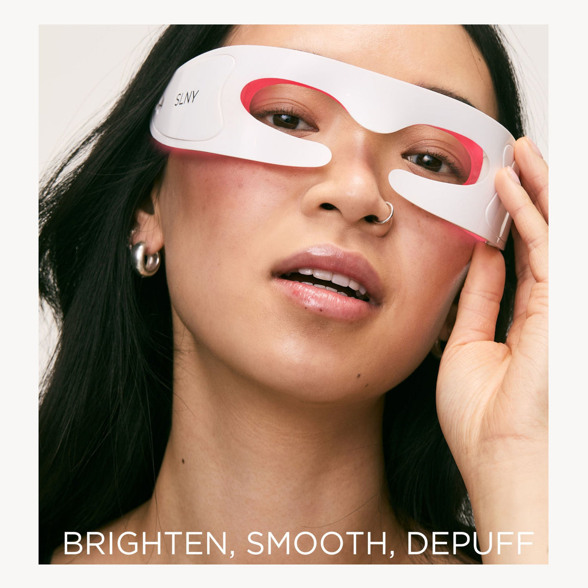 Modèle qui porte le LED Eye Refresh Pro Solaris Lab NY pour illuminer, lisser et décongestionner
