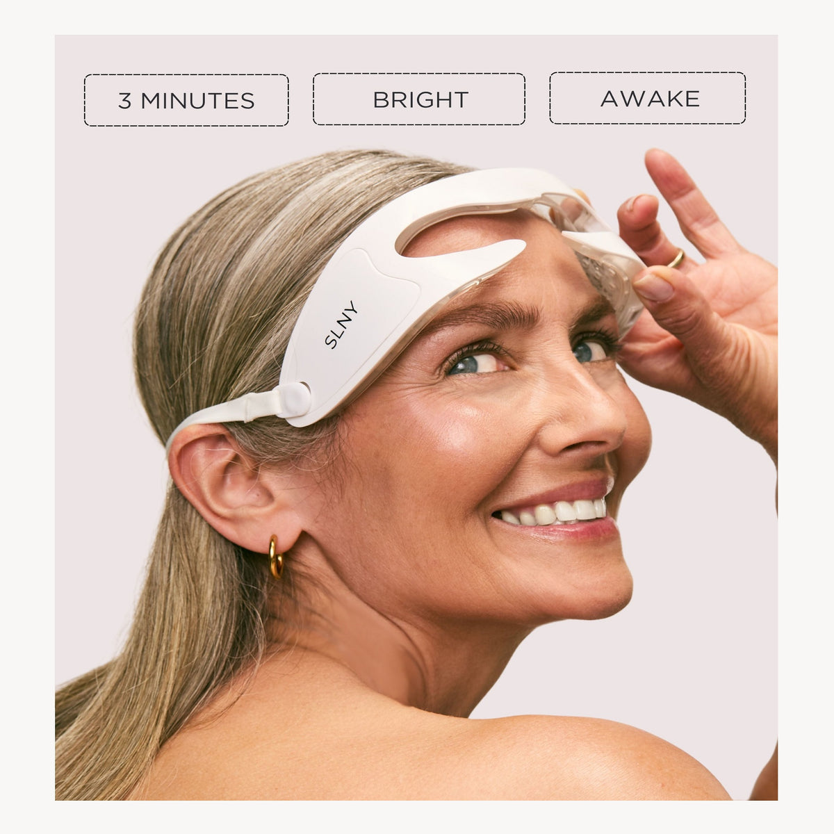 Modèle qui porte le LED Eye Refresh Pro Solaris Lab NY. 3 minutes de traitement