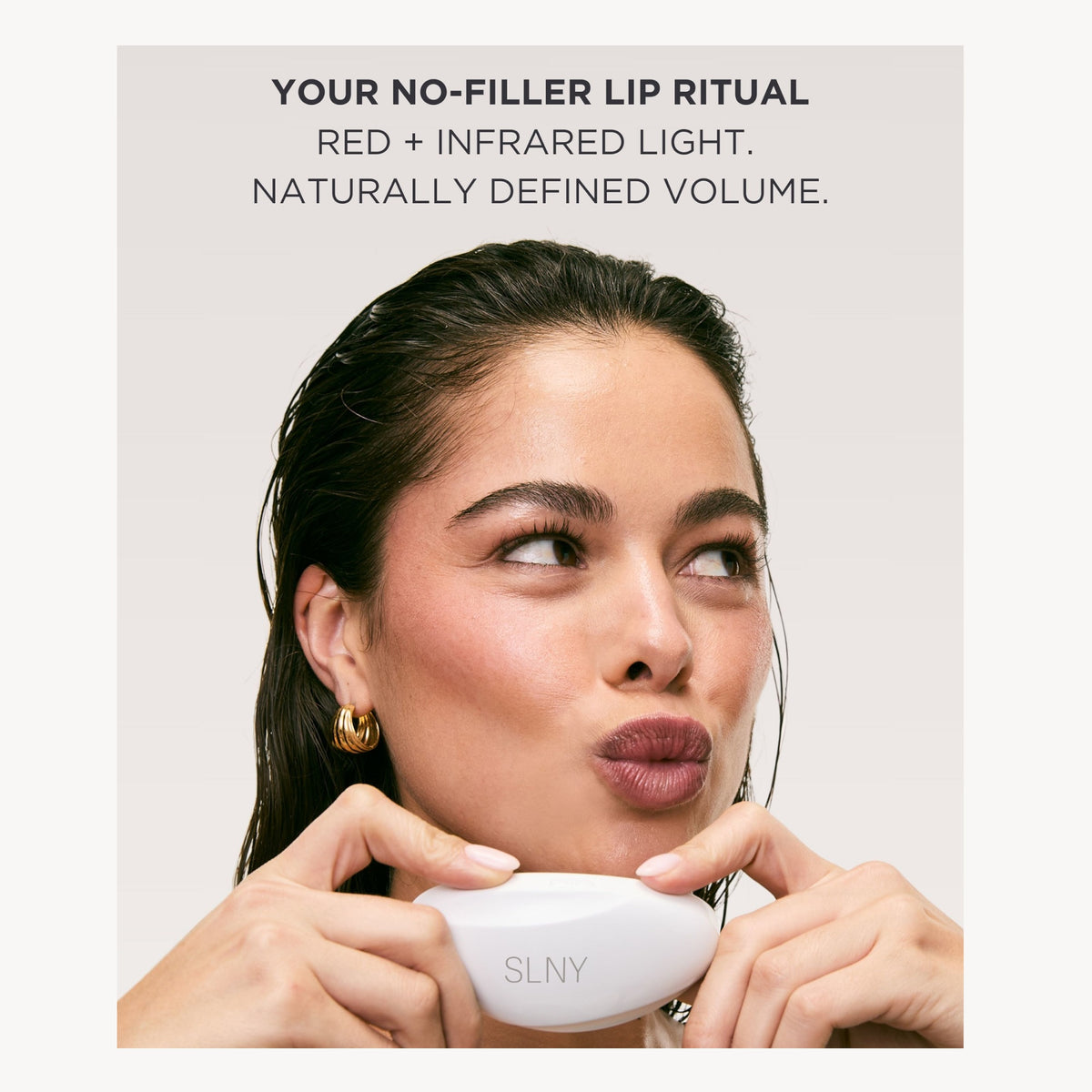 Modèle qui tient le LED lip volume pro solaris lab NY. Volumise naturellement les lèvres sans injection grâce à la lumière infrarouge. 