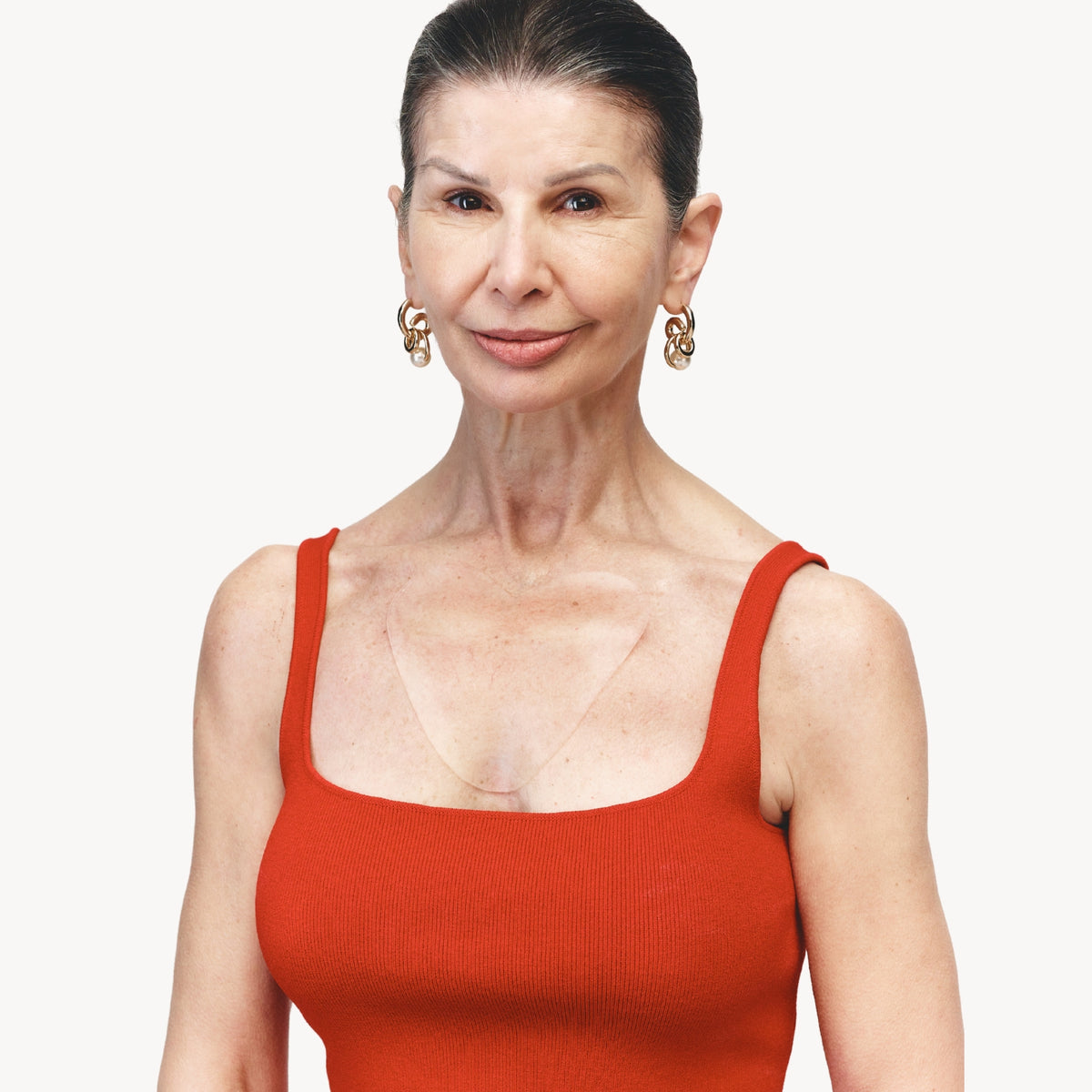 Modèle portant un Patch Anti-Rides Décolleté de Wrinkles Schminkles. Résultats visibles