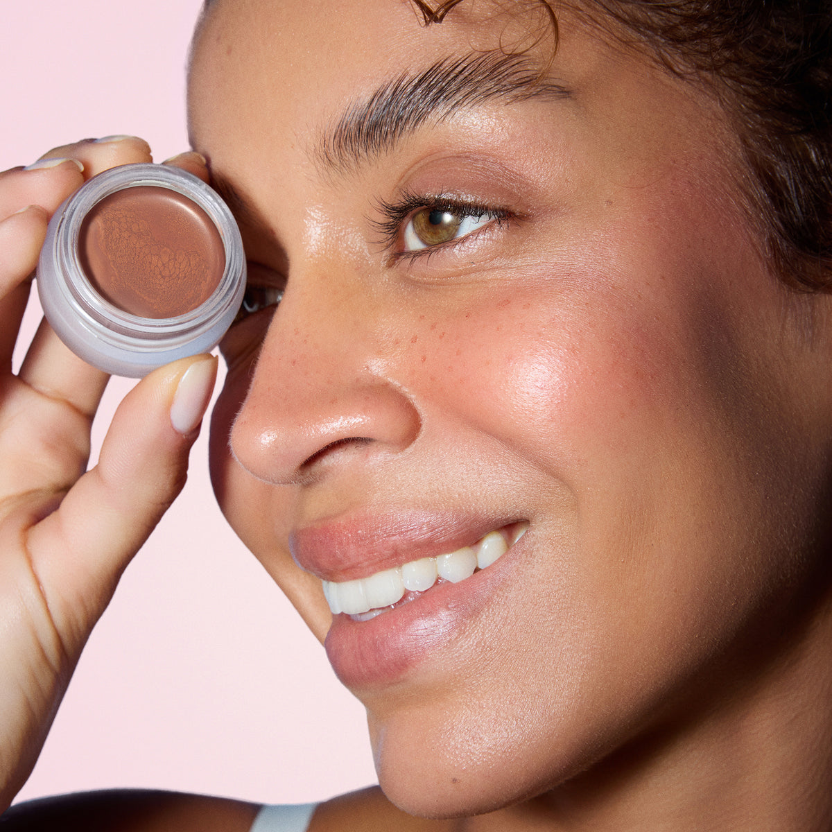 La teinte bronze jolie du Baume teinté SPF50 Odacité portée sur un modèle