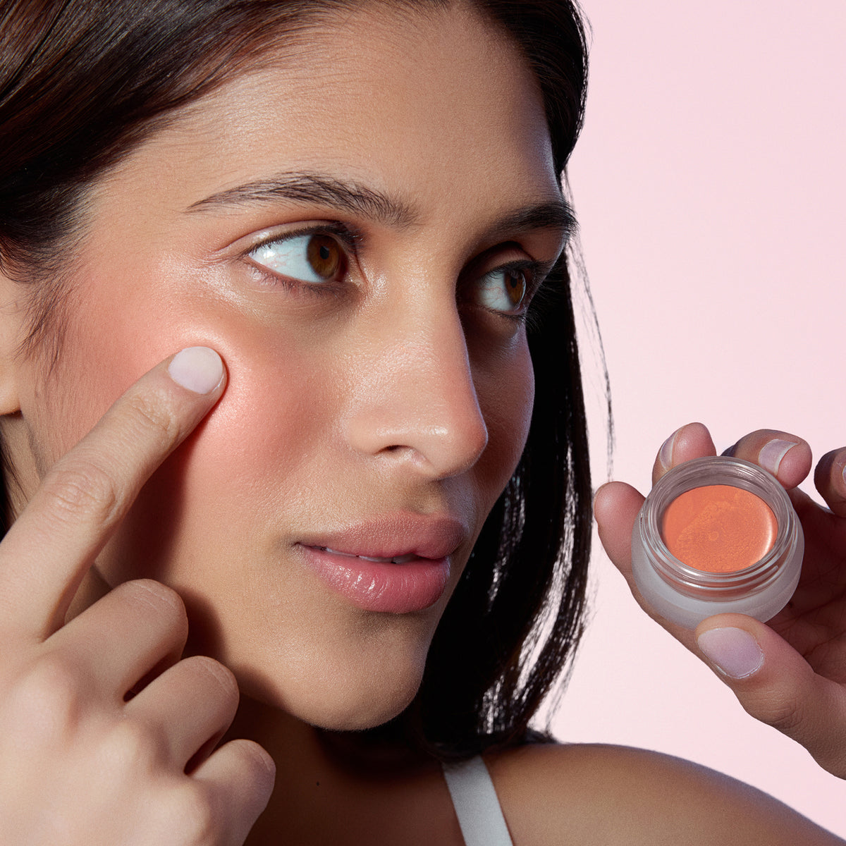La teinte golden hour du Baume teinté SPF50 Odacité portée sur un modèle