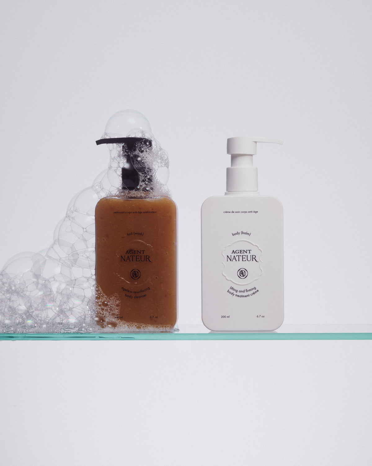 Holi (Wash) Ageless Resurfacing Body Cleanser - Agent Nateur - flacon et crème Body (Balm) dans la mousse