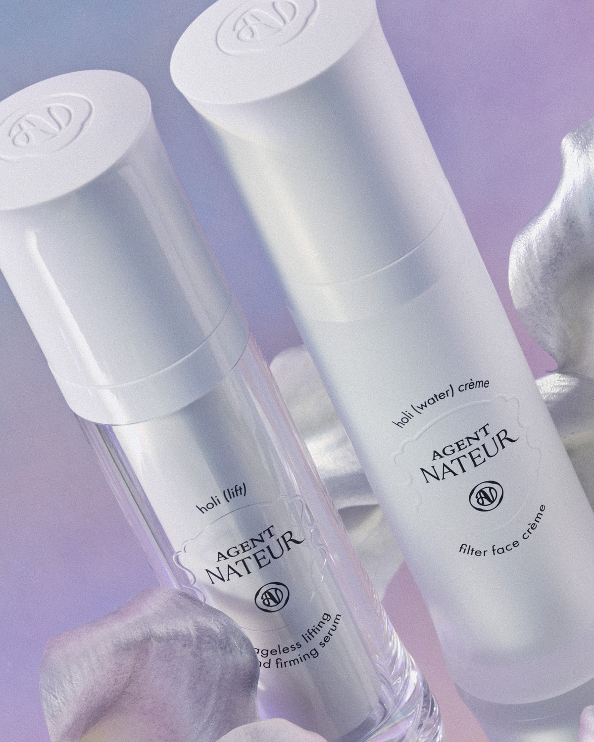 Holi (Lift) Ageless Lifting and Firming Serum - Agent Nateur - flacon présenté à la main avec Holi (Water) Crème