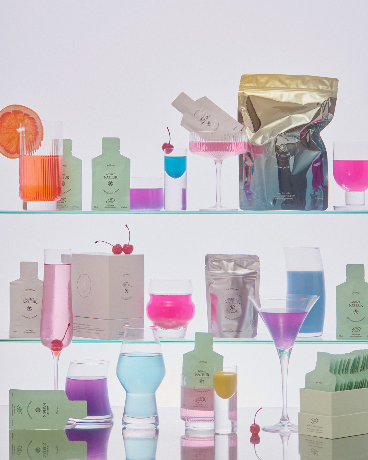 Holi (Radiance) - Agent Nateur - sachet parmi des boissons colorées sur des étagères de verre