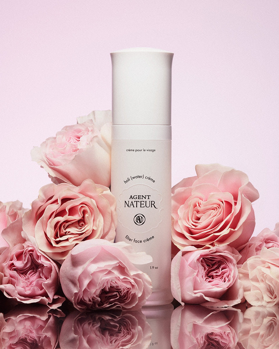 Holi (Water) Crème - Agent Nateur - flacon entouré de roses
