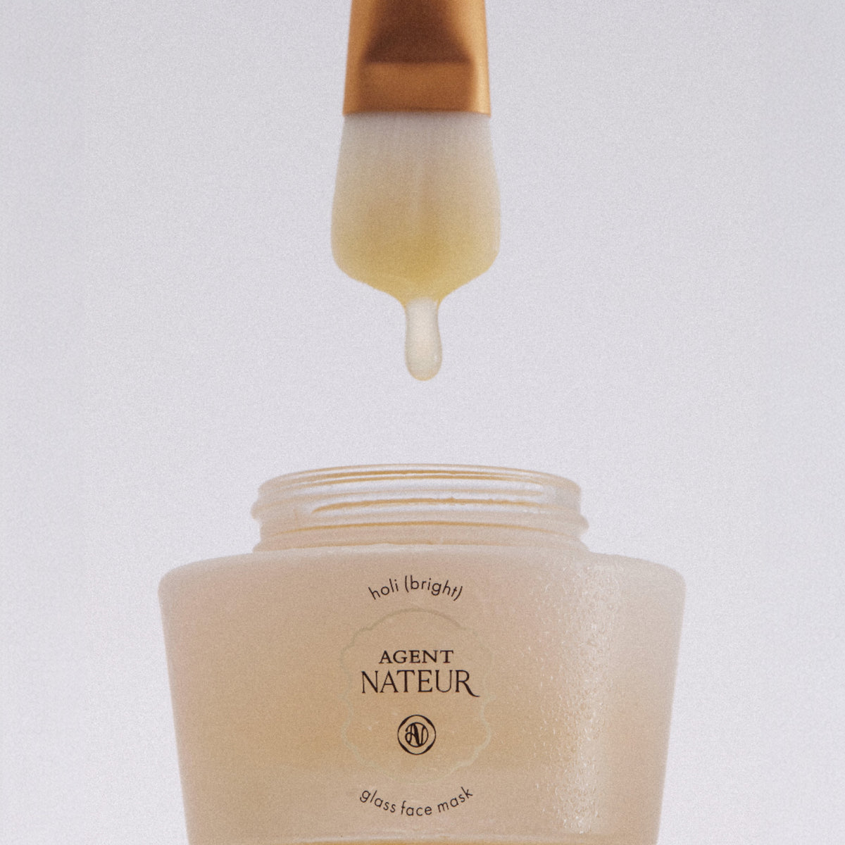 Holi (Bright) Resurface Glass Face Mask - Agent Nateur - application au pinceau au-dessus du pot