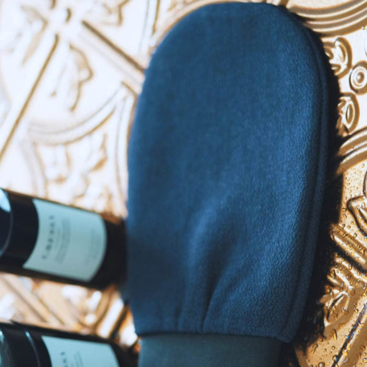 Gant exfoliant noir Kessa de GRESSA SKIN. Accessoire de rituel hammam à utilliser avec la pâte de savon Hammam.