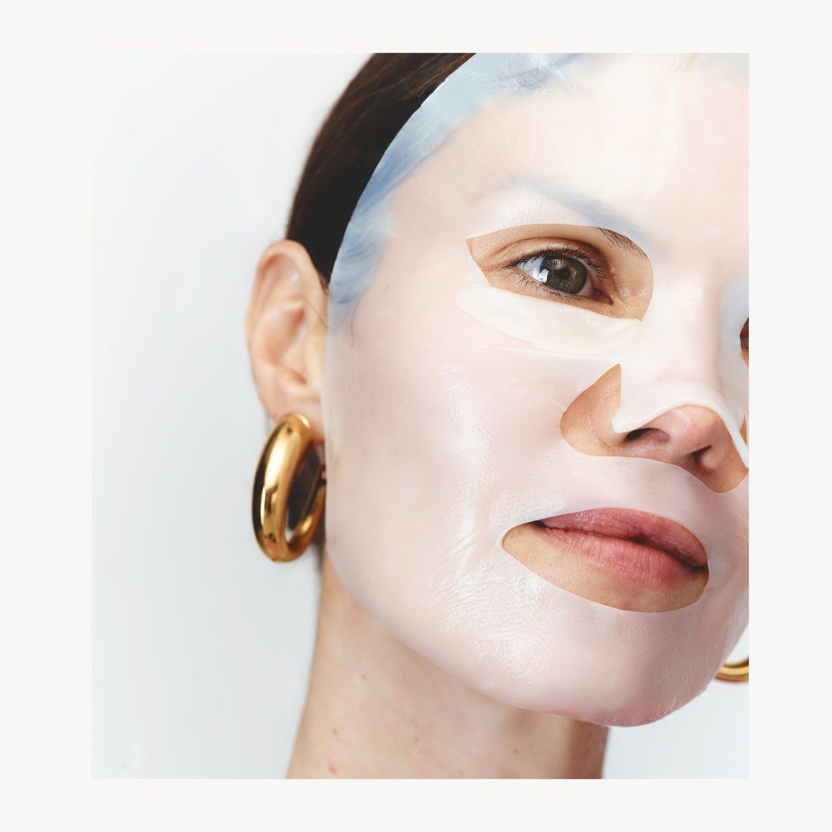 Femme portant un Masque en Tissu Repulpant Pour Le Visage de Wrinkles Schminkles. Peau repulpée et réparée.
