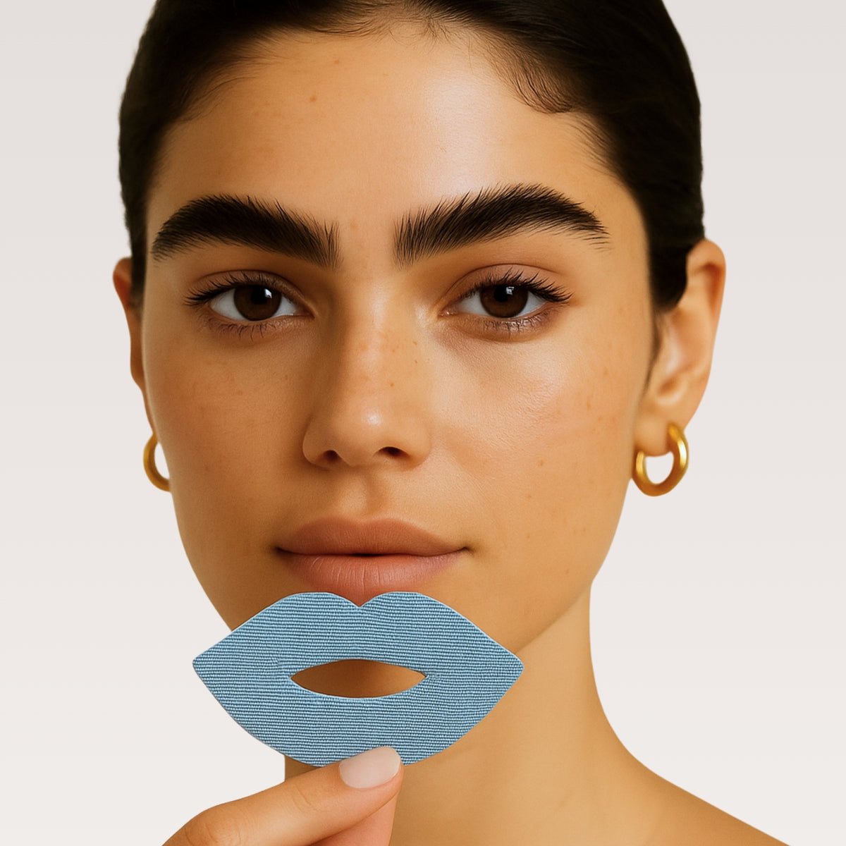 Modèle qui tient un mouth tape de Solaris Lab NY. Usage unique.