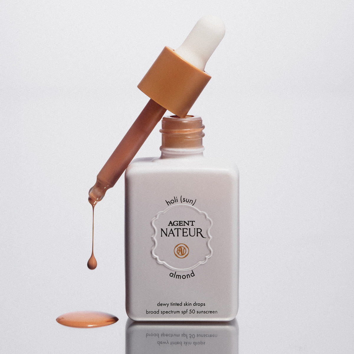 Holi (Sun) Dewy Tinted Skin Drops SPF50 - Agent Nateur - flacon teinte Almond et pipette qui goutte