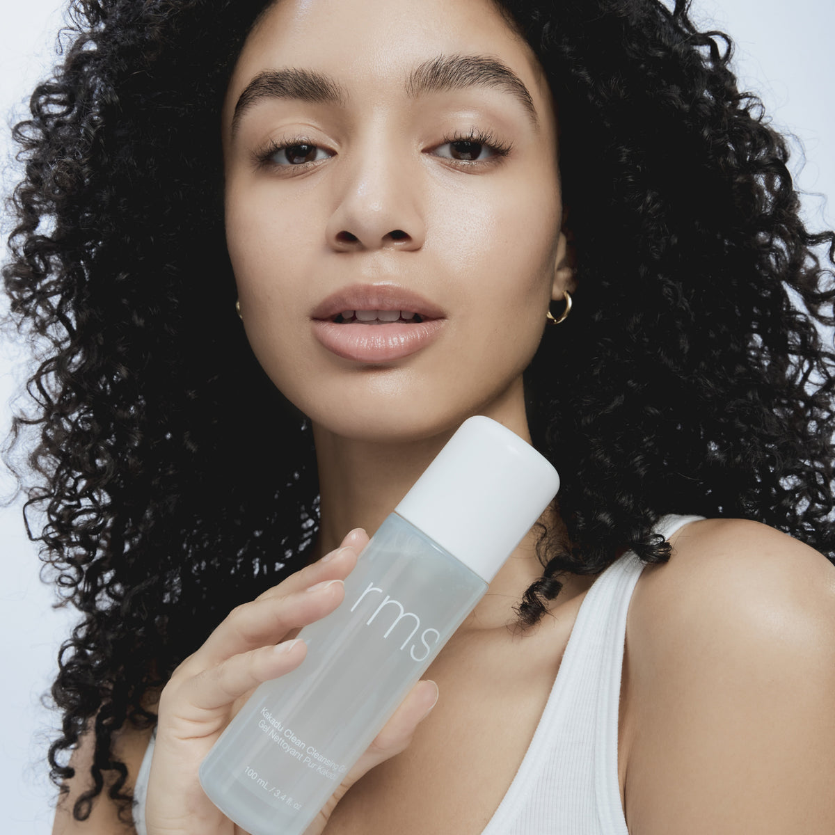 Modèle avec Kakadu Clean Cleansing Gel - RMS Beauty