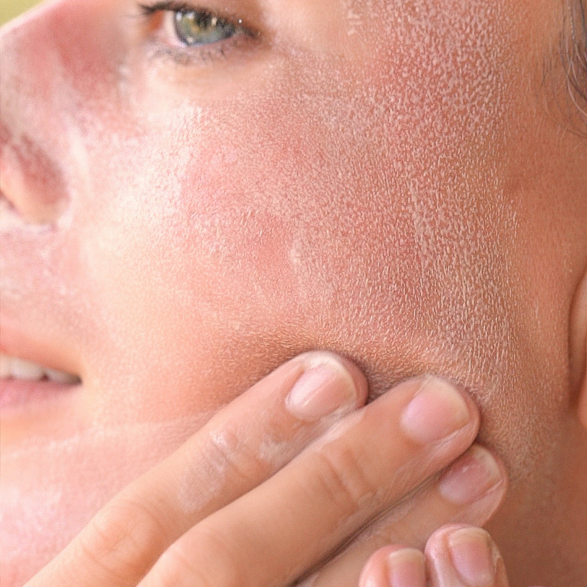 La créatrice qui applique sur son visage The Honey Mud de May Lindstrom.